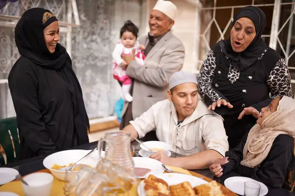 Muslimiperhe Eid Keskustelu Pöydän Ääressä Ruoan Kanssa Juhlia Keskustelua Syömistä — kuvapankkivalokuva