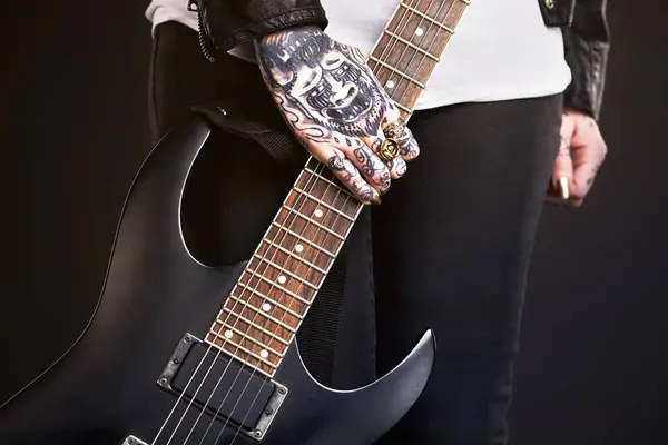 Metal Kobieta Gitara Czarnym Tle Dla Kultury Punk Lub Grunge — Zdjęcie stockowe