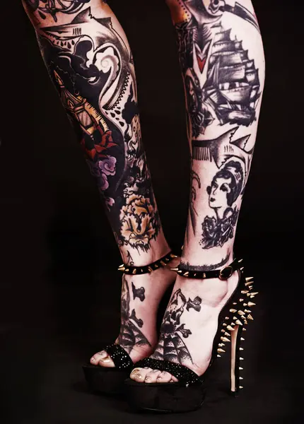 Tatuaż Buty Zbliżenie Kobiecych Stóp Studiu Modą Gotycką Skórą Lub — Zdjęcie stockowe