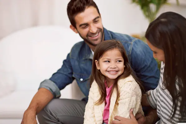 Glücklich Sofa Und Familie Wohnzimmer Mit Unterstützung Bindung Und Kindlicher — Stockfoto