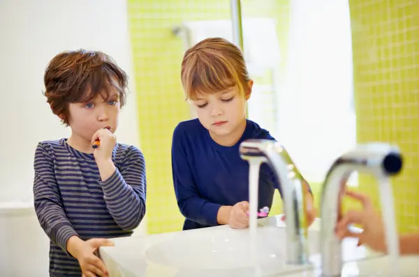 Siblings Learning Children Home Brushing Teeth Together Development Morning Bathroom — Stock Photo, Image