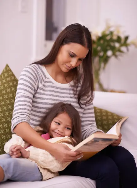 Kadın Kız Çocuk Kanepede Kitap Okumak Hayal Etmek Evde Mutlu — Stok fotoğraf