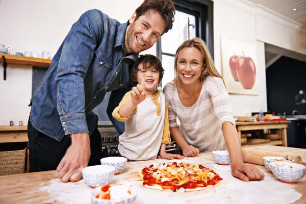 Muotokuva Perhe Leivonta Pizza Keittiössä Yhdessä Laskuri Leivonnaiset Tai Kastike — kuvapankkivalokuva