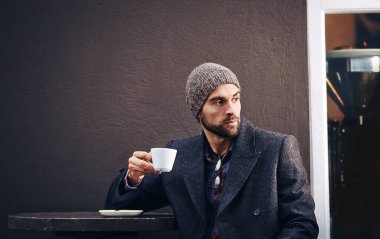 Düşünüyorum, kafe ya da sabah kahvaltıda kahve içen bir adam. Rüya, çay fincanı ya da espresso, latte ya da kış modasıyla gelecek planları yapan ciddi bir insan..