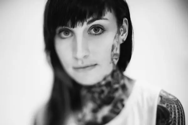 Portrait Tatouage Femme Gothique Dans Débardeur Sur Fond Noir Blanc — Photo