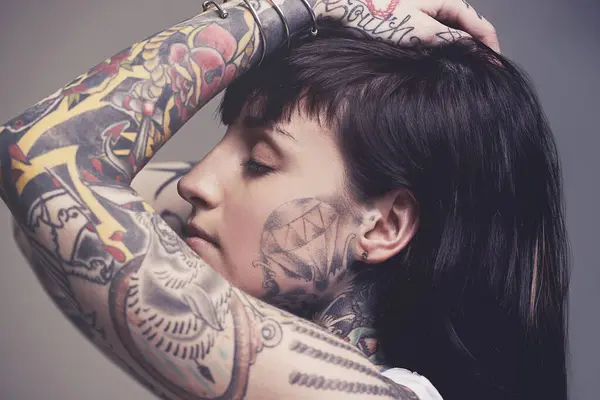 Tatuaż Kultura Bunt Kobietą Punk Rock Tradycja Szarym Tle Studio — Zdjęcie stockowe