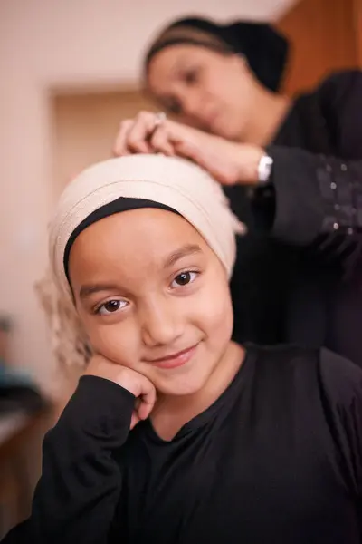 母亲和穆斯林带着微笑 头巾和对开斋节和文化的支持 伊斯兰家庭 孩子和团结在一起 为了爱 成长和幸福 养育子女和传统的头巾 — 图库照片