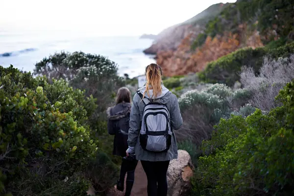 Жінки Друзі Гірські Походи Або Пригодницьке Середовище Відпочинку Піших Прогулянок — стокове фото