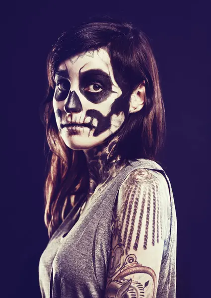 Czaszka Kostium Portret Kobiety Ciemnym Tle Festiwal Halloween Dzień Śmierci — Zdjęcie stockowe