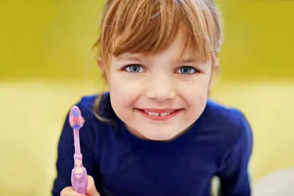 Kız Portre Evde Dişlerini Gülümseyerek Fırçalayan Çocuk Banyoda Sabah Rutini — Stok fotoğraf