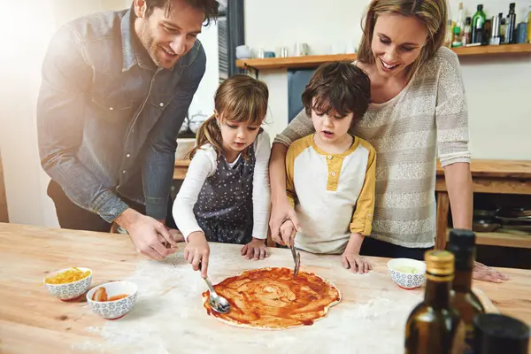 Vanhemmat Lapset Onnellinen Ruoanlaittoon Pizza Kastiketta Oppiminen Auttaa Käsi Kehittämiseen — kuvapankkivalokuva