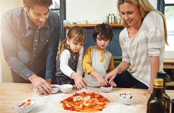 Vanhemmat Lapset Ruoanlaitto Pizza Keittiössä Juustolla Oppiminen Auttaa Käsi Kehittämiseen — kuvapankkivalokuva