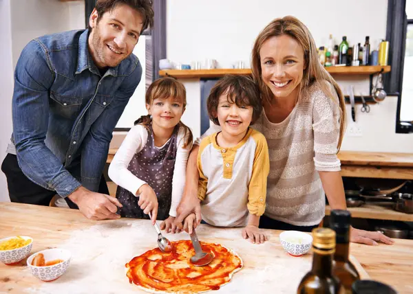 Vanhemmat Lapset Muotokuva Ruoanlaittoon Pizza Kastiketta Oppimista Tai Auttaa Käsi — kuvapankkivalokuva