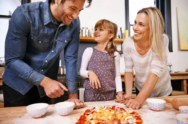 Vanhemmat Tyttö Ruoanlaitto Pizza Keittiössä Juustolla Oppiminen Auttaa Käsi Kehittämiseen — kuvapankkivalokuva