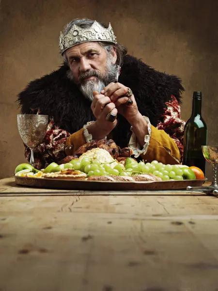 Portrait König Und Festmahl Tisch Mit Wein Als Könige Auf — Stockfoto