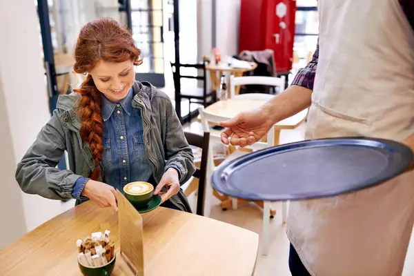 Mujer Cafetería Camarero Con Bebida Mesa Sonrisa Servicio Catering Por —  Fotos de Stock