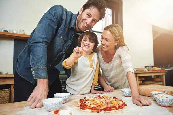 Muotokuva Hymy Perheen Leivonta Pizza Keittiössä Yhdessä Liimaus Onnellinen Oppimisen — kuvapankkivalokuva