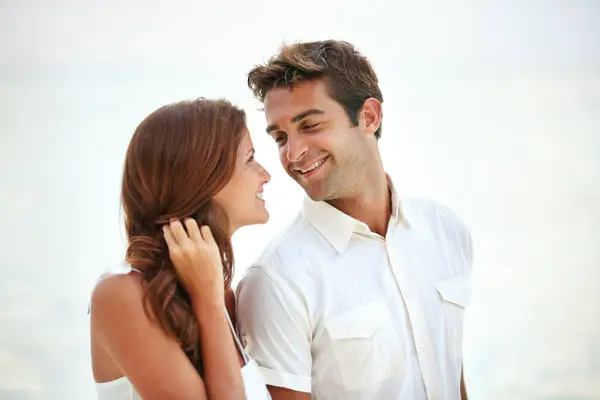Glada Par Romantiska Och Kärlek Vid Havet Semester Och Resa Stockfoto
