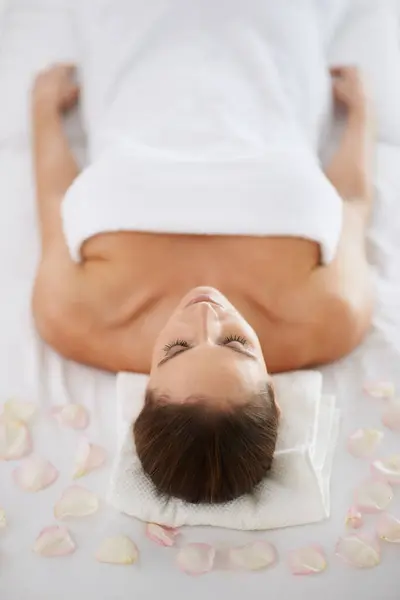Relax Massage Woman Bed Spa Health Wellness Balance Luxury Holistic — Stock Photo, Image