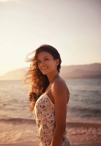Onnellinen Nainen Joka Ajattelee Rannalla Matkustaa Merelle Näkymä Loma Cancunissa — kuvapankkivalokuva