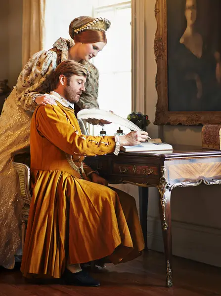 羽毛未丰 写了一封信 在高贵的宫殿里为历史在家中悠闲自在 复兴和支持婚姻的美学期刊中的人物 粘合剂或笔记 — 图库照片