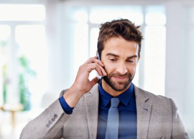 Telefon görüşmesi, gülümseme ve iş adamı, resmi ve iş sahibi için sohbet. Profesyonel erkek, girişimci ve finansman için akıllı telefon, teknoloji ve takım elbise içinde konuşma.