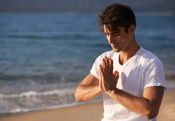 祈祷的手 海滩上的人 呼吸新鲜的空气 平静的户外 带着瑜伽旅行 促进健康 心平气和 全面治愈光环 — 图库照片