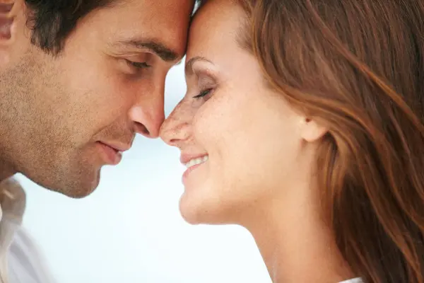 Счастливая Пара Прикосновение Носу Любовь Открытом Воздухе Обязательств Путешествия Медовый — стоковое фото