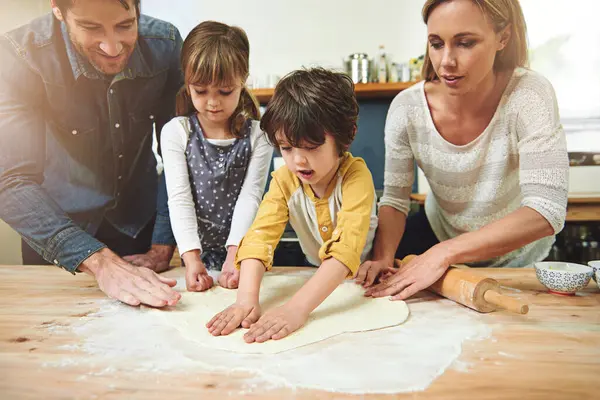 Μάθηση Χαμόγελο Και Οικογενειακό Ψήσιμο Τροφίμων Στην Κουζίνα Μαζί Συγκόλληση — Φωτογραφία Αρχείου