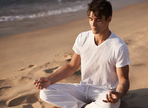 Meditoida Lootus Mies Rannalla Mindfulness Zen Raitista Ilmaa Rauhallinen Silmät — kuvapankkivalokuva