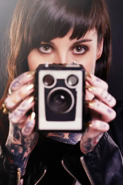 Person Händer Och Kamera Med Tatuering För Vintage Lack Och — Stockfoto