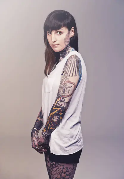 Portre Kültür Dövmeli Kadın Asi Punk Rock Gri Bir Stüdyo — Stok fotoğraf