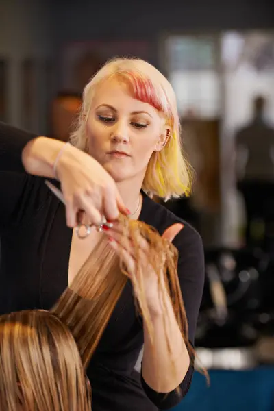 Femme Coiffeur Coupe Cheveux Dans Salon Garniture Traitement Des Cheveux — Photo