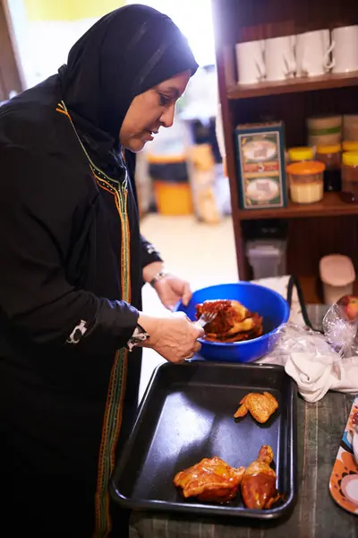 Musliminainen Ruoanlaitto Tai Ruokaa Keittiössä Perheen Illallinen Tai Malaiji Mauste — kuvapankkivalokuva