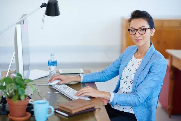 Skrivebord Datamaskin Portrett Forretningskvinne Med Tillit Selskapets Stolthet Positiv Holdning – stockfoto