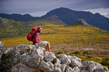 Kayalar ve doğa yürüyüşü, yalnızlık ve huzur ya da huzur için kayaların üzerinde sükunet. Erkek kişi, spor ve seyahat tatilde sırt çantası, macera ve spor için çalılıkları keşfetmek.