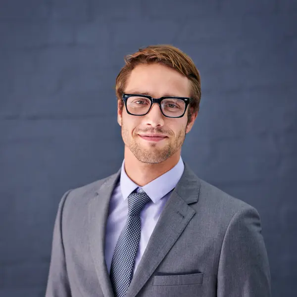 Adamı Portre Gözlüklü Profesyonel Gülümseme Erkek Avukatlık Kariyeri Mutlu Resmi — Stok fotoğraf