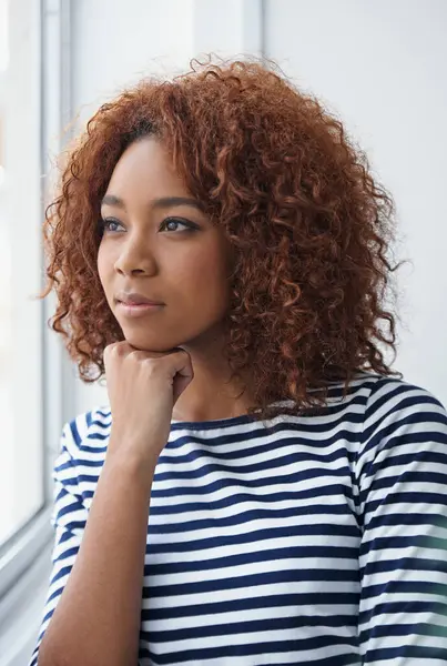 有创意 有思想 有黑人女性在办公室的窗口 对未来或商业发展有想法 规划和专业激励 促进工作场所的进步和解决方案 — 图库照片