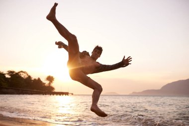 Dostum, hip hop performansı, antrenman ve antrenman için plajda dans ve break dans. Okyanus, dansçı ve günbatımı enerjili hareket, Maldivler tatilinde dublör ya da esnek yetenek.