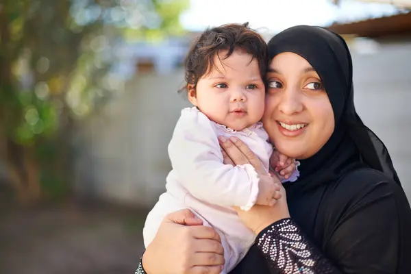 Muslimi Nainen Vauva Halata Ulkona Onnellinen Puutarhassa Äidin Lapsen Kanssa — kuvapankkivalokuva