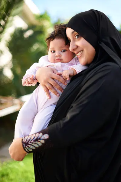 Muslimi Nainen Vauva Onnellinen Ulkona Halata Puutarhassa Äidin Lapsen Kanssa — kuvapankkivalokuva