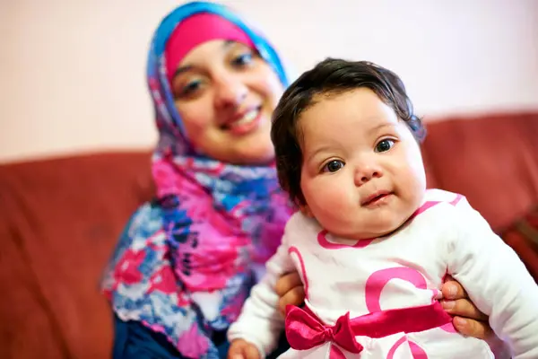 Feliz Bebê Retrato Mãe Muçulmana Casa Com Amor Cuidado Com — Fotografia de Stock