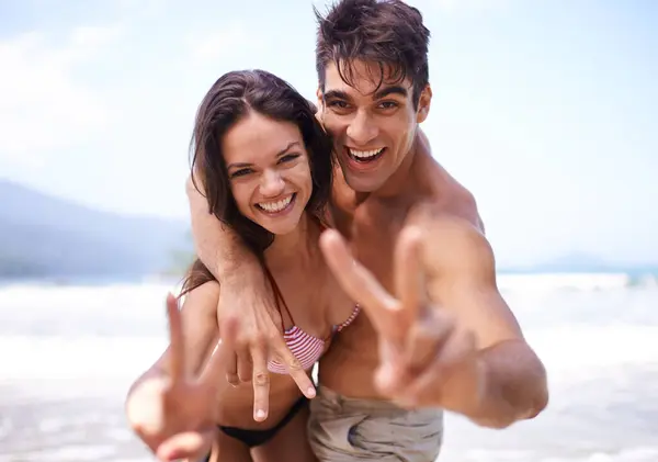 Amor Signo Paz Retrato Pareja Playa Para Aventura Vacaciones Tropicales —  Fotos de Stock