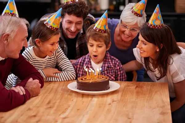 Familj Födelsedagstårta Och Ljusblåsning Med Barn Föräldrar Och Farföräldrar Tillsammans — Stockfoto