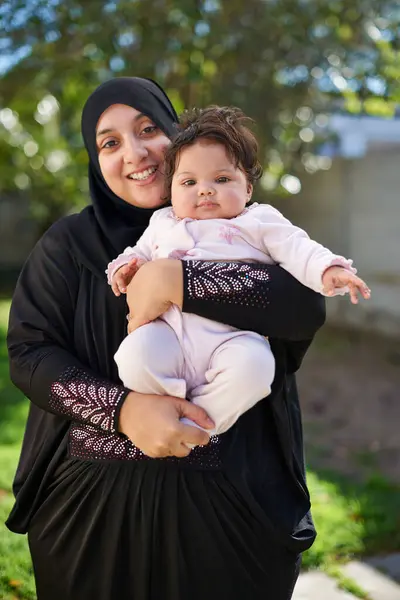 Muslimi Nainen Vauva Muotokuva Ulkona Onnellinen Puutarhassa Äidin Lapsen Kanssa — kuvapankkivalokuva
