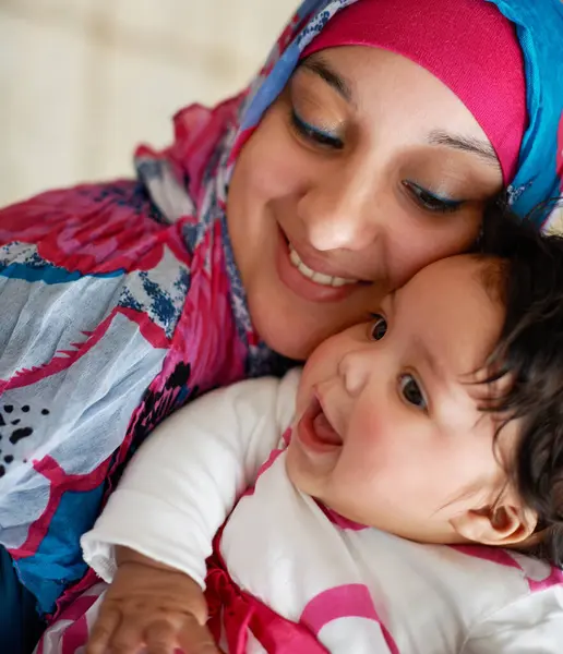 Happy Muslim Mom Baby Home Love Care Family Saudi Arabia — Stock Photo, Image