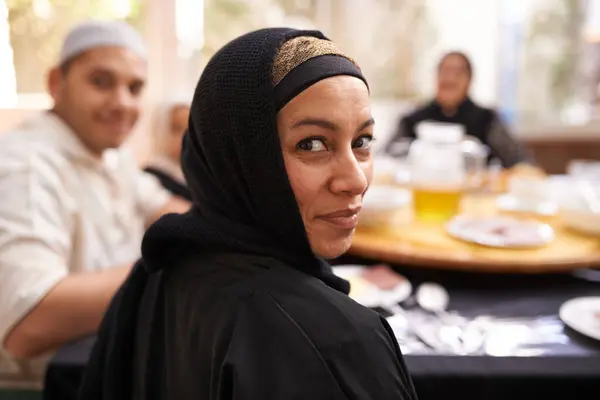 Musliminainen Muotokuva Perheen Talossa Illallinen Juhla Ramadan Ruokapöydässä Islamilaiset Ihmiset — kuvapankkivalokuva