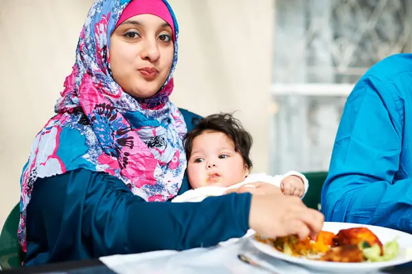 Äiti Vauva Muslimi Pöydässä Päivälliselle Ruokaa Iidin Ramadanin Uskonnon Nauttia — kuvapankkivalokuva