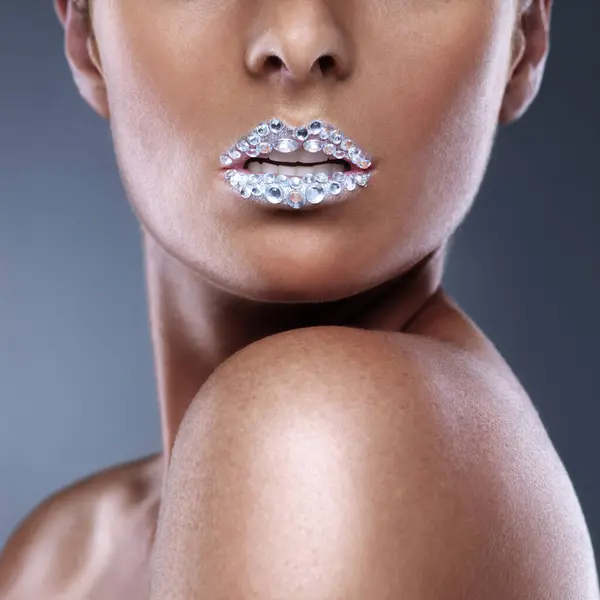 Schoonheid Tanden Vrouw Met Diamant Lippen Studio Geïsoleerd Een Grijze — Stockfoto