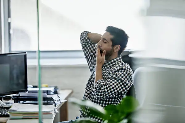 Man Yawn Tired Office Computer Paperwork File Desk Exhausted Employee — Stock Photo, Image